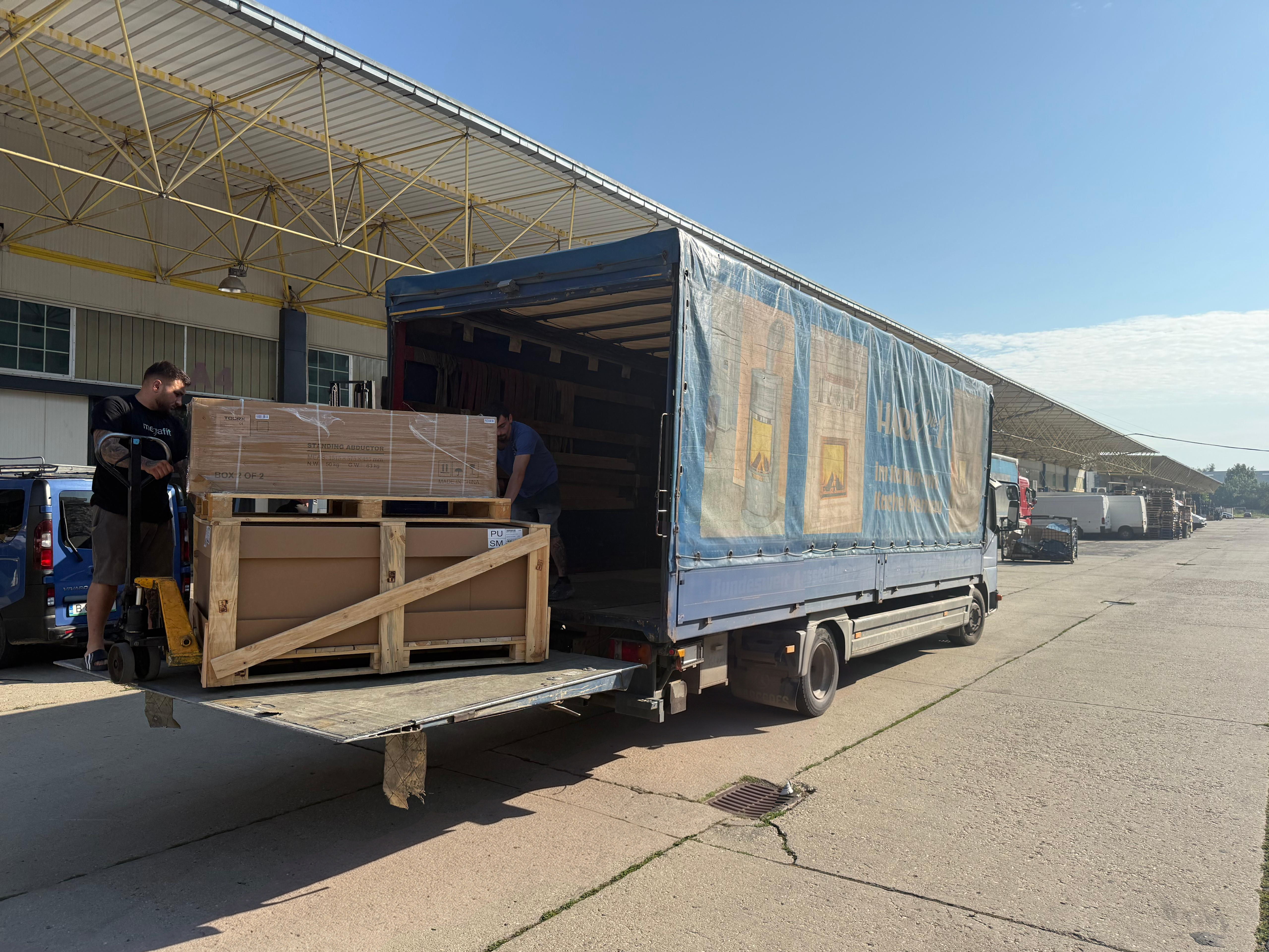 Camion cu lift hidraulic